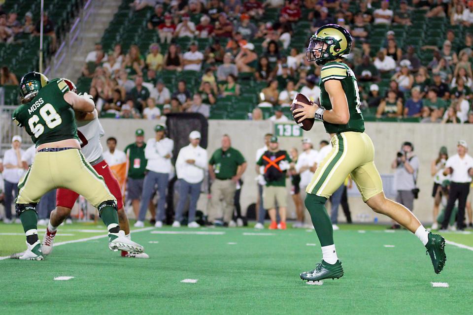 Brayden Fowler-Nicolosi vom US-Bundesstaat Colorado versucht, im vierten Viertel, dem ersten Spiel der Rams gegen Washington State am Samstag, den 2. September 2023, nach unten zu passen. Die Rams wurden mit 50:24 besiegt.