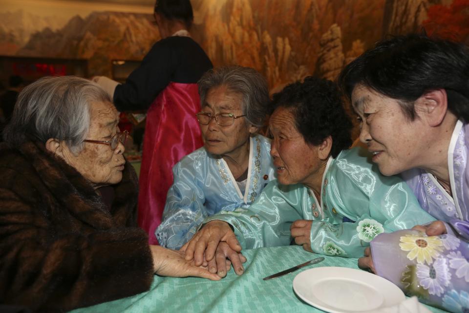 South Korean Kim Sung-yun (L), 96, talks with her North Korean sister Kim Seok-ryeo (2nd L), 80, and family members during their family reunion at the Mount Kumgang resort in North Korea February 20, 2014. (REUTERS/Lee Ji-eun/Yonhap)