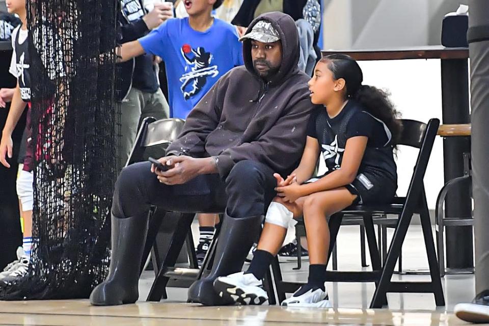 Kanye West et North West assistent à son match de basket à la Sports Academy de Thousand Oaks, en Californie, le 21 octobre 2022. - Crédit : @CelebCandidly / MEGA