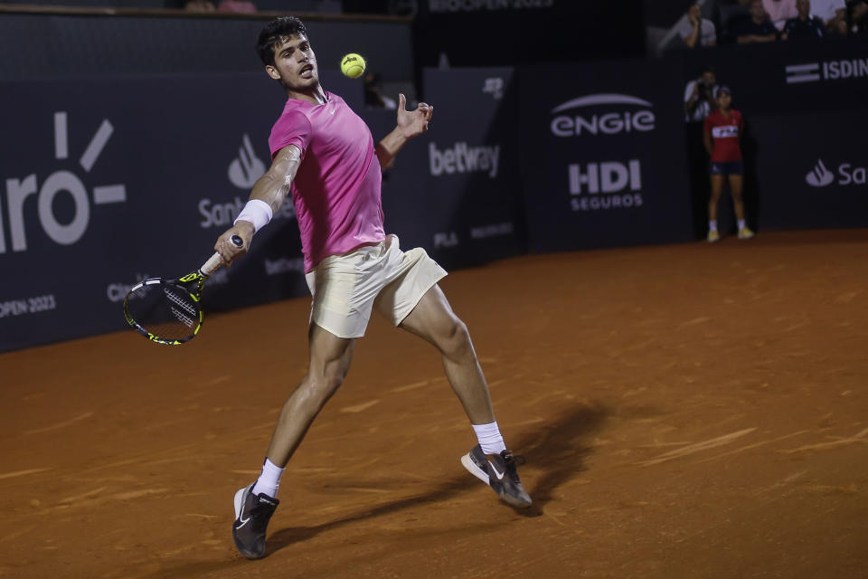 Carlos Alcaraz of Spain returns the ball to Fabio Fognini of Italy during a match of the Rio Open Tennis tournament in Rio de Janeiro, Brazil, Thursday, Feb. 23, 2023. (AP Photo/Bruna Prado)