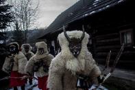 <p>In die traditionellen Teufelskostüme gehüllt gehen Teilnehmer der St.-Nicholas-Parade im tschechischen Dorf Walachisch Polanka von Haus zu Haus. (Bild: Matej Divizna/ Getty Images) </p>