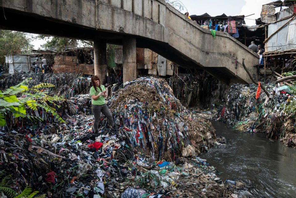 從歐洲和中國送往肯亞當地銷售的衣服稱為「Mitumba」，但因為數量過於龐大，通常被當作廢棄物丟棄。