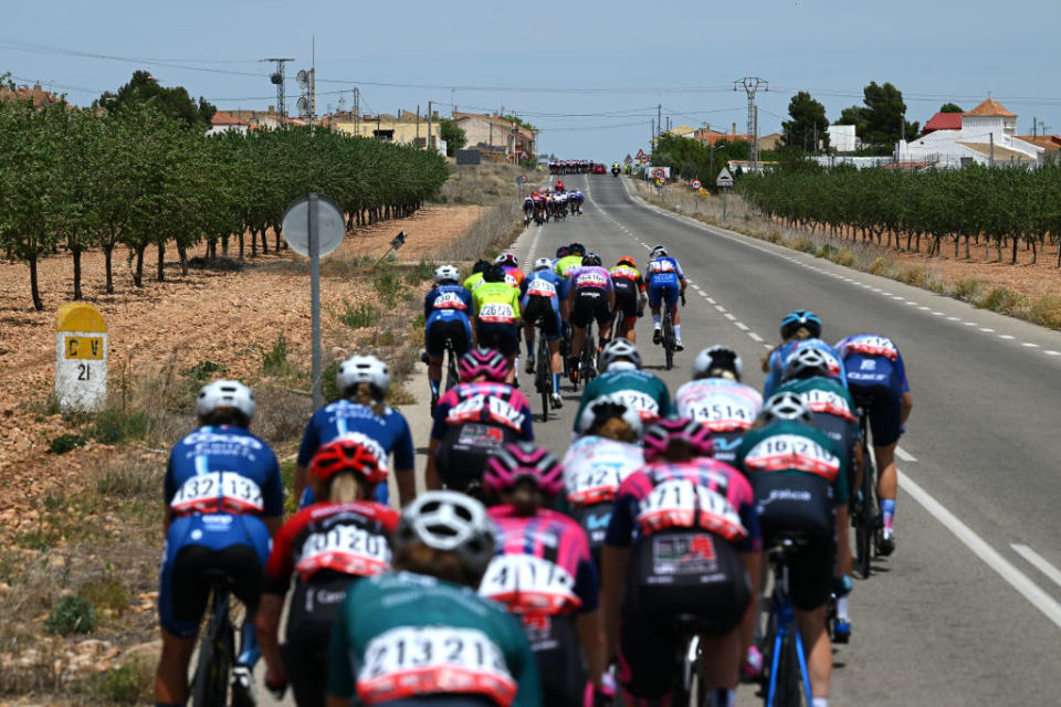 LA RODA SPAIN  MAY 03 A general view of the peloton competing in echelons formation due to the due crosswind during the 9th La Vuelta Femenina 2023 Stage 3 a 1578km stage from Elche de la Sierra to La Roda  UCIWWT  on May 03 2023 in La Roda Spain Photo by Dario BelingheriGetty Images