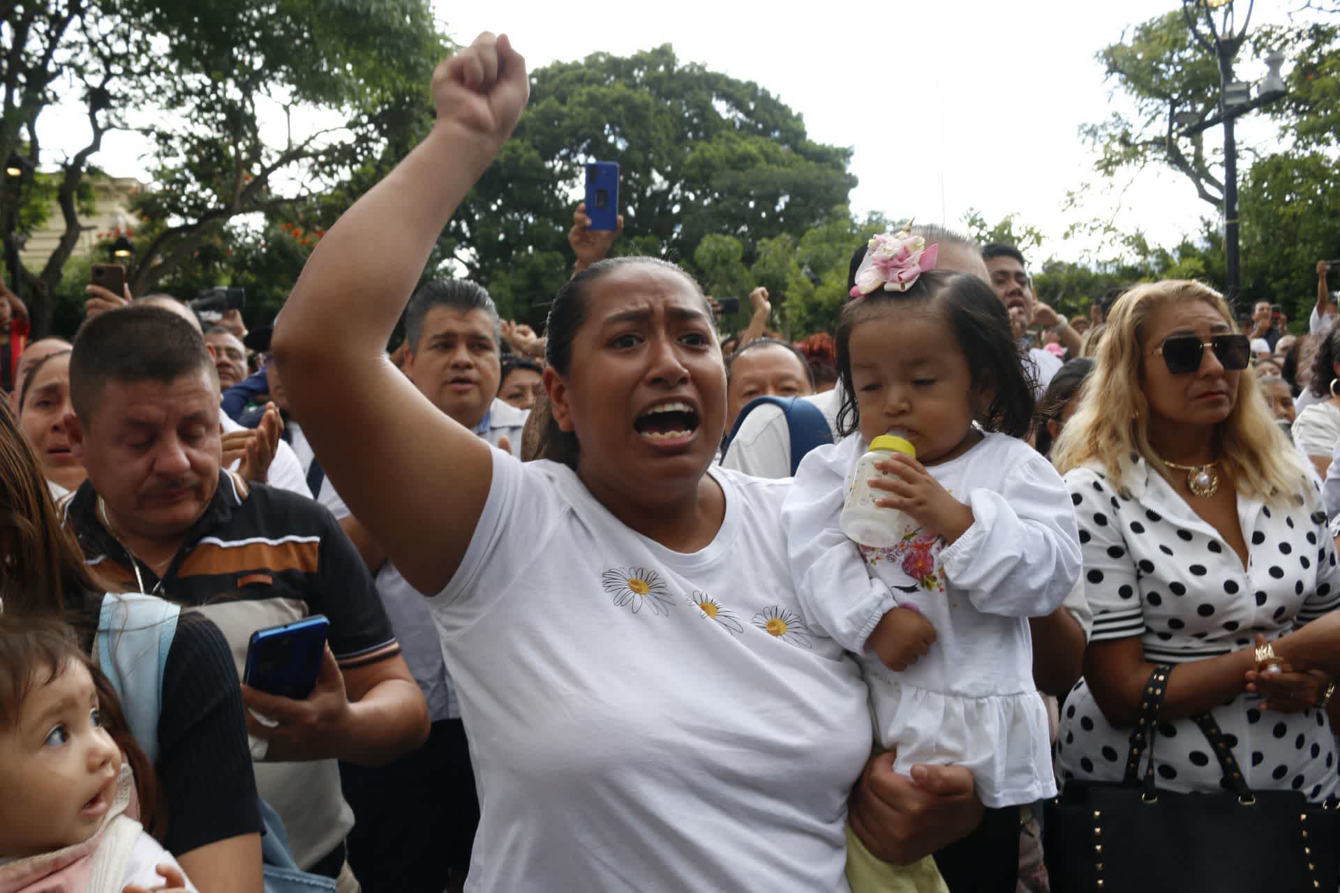 CHILPANCINGO, GUERRERO, 07OCTUBRE2024.- Miles de personas se despidieron durante el cortejo fúnebre del alcalde de Chilpancingo, Alejandro Arcos Catalán, quien fue asesinado la tarde del día domingo en la capital del estado de Guerrero. FOTO: DASSAEV TÉLLEZ /CUARTOSCURO.COM