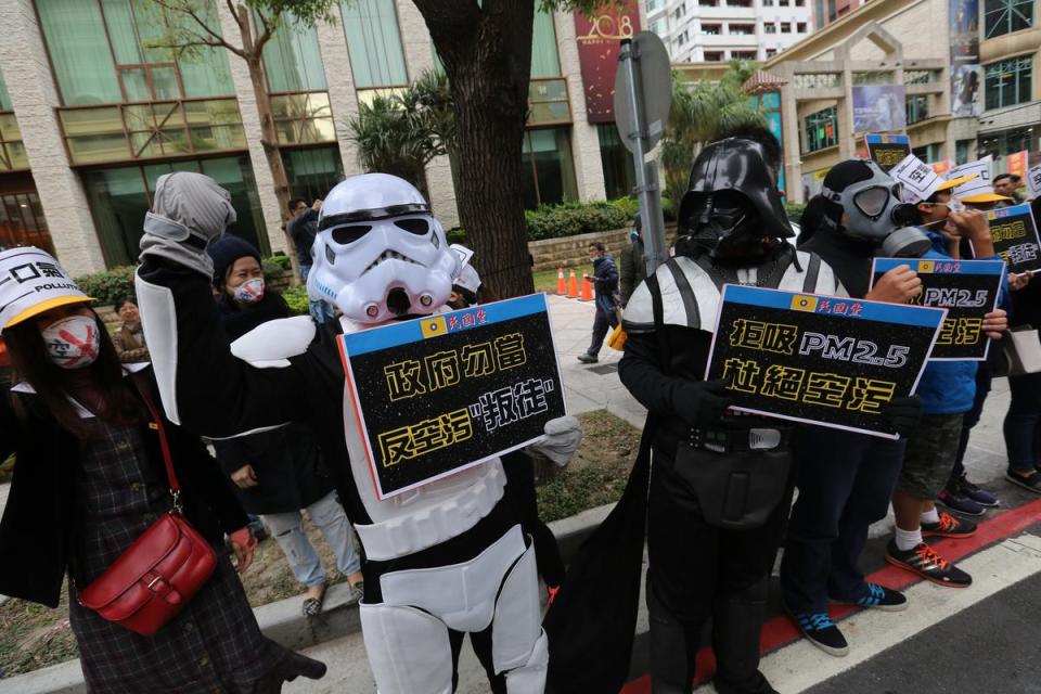 <p>台灣健康空氣行動聯盟與十餘個中台灣公民團體下午在台中市議會前集結舉辦反空汙抗暖化大遊行，民眾準備各式道具及布條向政府提出「反煤抗暖化」訴求。 </p>