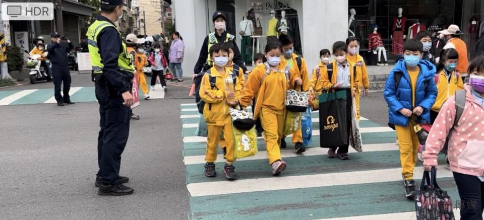 ▲彰化縣各小學校門口又恢復上學的人潮及車流，彰化縣警察局全面啟動「護童專案勤務」，也加強對學校校園安全的工作。（記者陳雅芳攝）