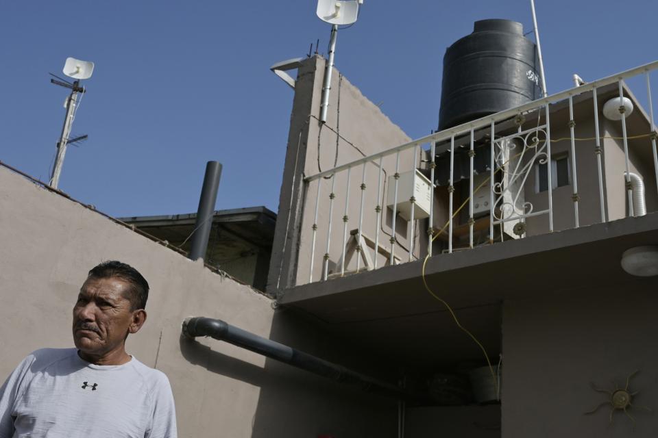 Un tinaco para agua se observa sobre la casa del taxista Aurelio Hernández en Tijuana, México, el viernes 12 de mayo de 2023. Siendo una de las últimas ciudades río abajo que recibe agua del cada vez más reducido río Colorado, Tijuana enfrenta una crisis de agua impulsada también por una infraestructura obsoleta e ineficiente y gobiernos sucesivos que han hecho poco para preparar a la ciudad para la disminución del agua en la región. (AP Foto/Carlos A. Moreno)