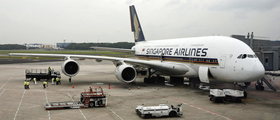 Technicians inspect a Singapore Airlines' Airbus A380 superjumbo at Singapore Changi Airport July 4, 2008. REUTERS/Tim Chong (SINGAPORE)