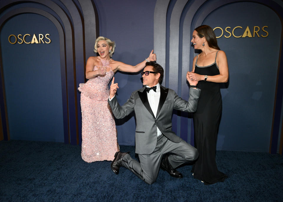 小勞勃道尼與老婆蘇珊道尼、佛蘿倫絲普伊在奧斯卡「主席獎」上搞笑拍照。（圖／Photo by Michael Buckner/Variety via Getty Images） 