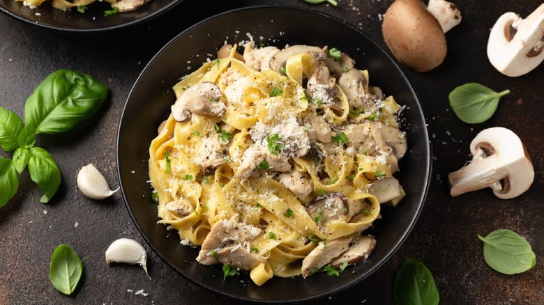 Una ciotola di pollo e funghi Alfredo