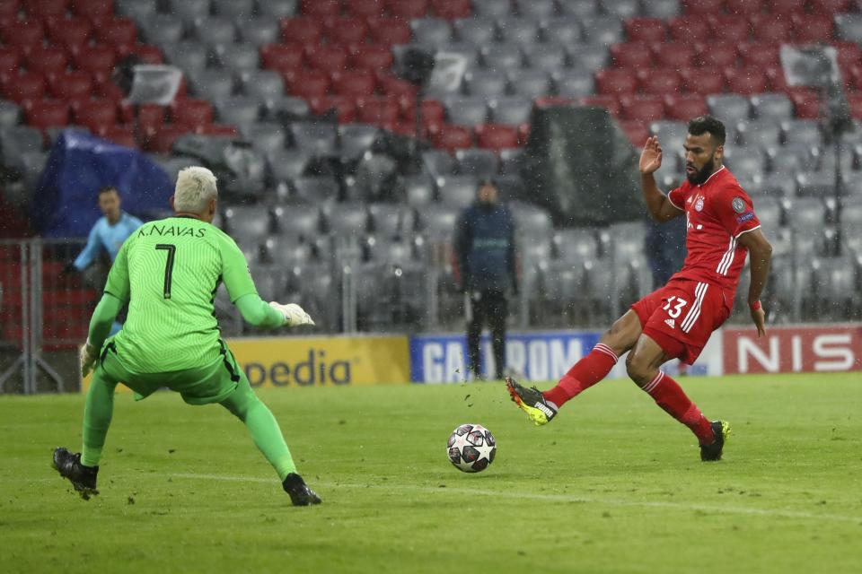 Eric Maxim Choupo-Moting (derecha) del Bayern Múnich remata frente al arquero Keylor Navas del Paris Saint-Germain en los cuartos de final de la Liga de Campeones, el miércoles 7 de abril de 2021. (AP Foto/Matthias Schrader)