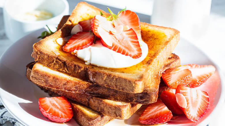 French toast with strawberries and cream