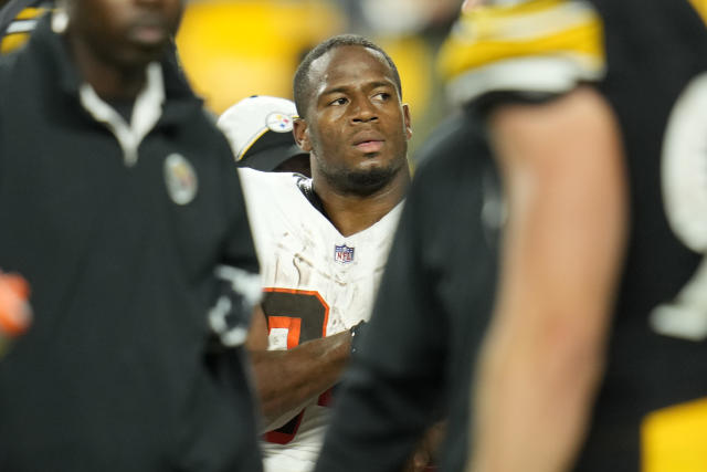 Nick Chubb: Cleveland Browns running back carted off the field after knee  injury