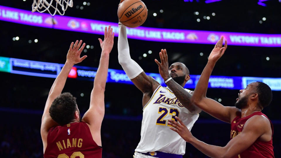 詹姆斯（LeBron James）繳出24分12助攻5籃板數據，攜手羅素、戴維斯轟下74分。路透社