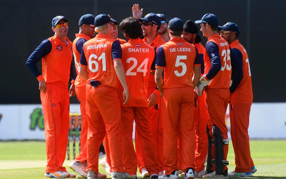 Netherlands players in a huddle before the match  - REUTERS/Piroschka Van De Wouw