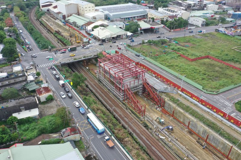 ▲桃園鐵路地下化計畫期程至2030年底，分2階段通車，第1階段桃園、內壢及中壢站，預計2029年4月通車，第2階段預計2030年7月通車。（圖／鐵道局提供）