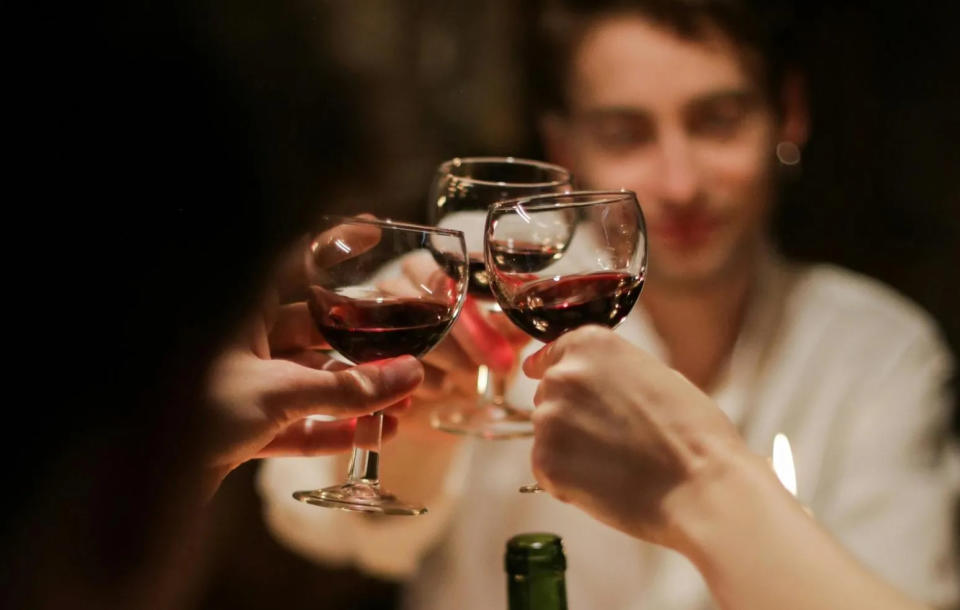 <strong>一般誤認喝酒可暖身，理由是酒精讓皮膚的微血管擴張，因而會有感到暖意的錯覺。（示意圖／Pixabay）</strong>