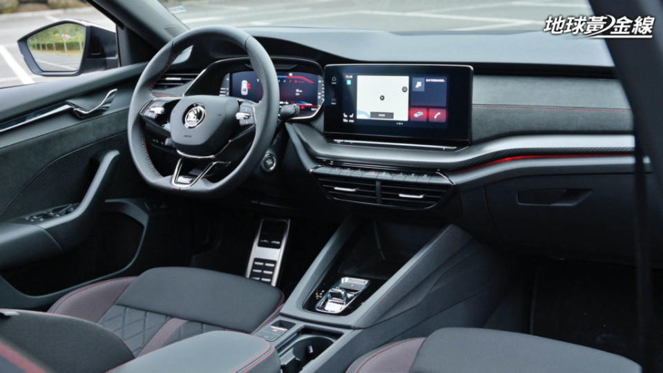 Octavia RS車內以原有的科技分為作基礎，透過細節強化運動感。(攝影/ 林先本)