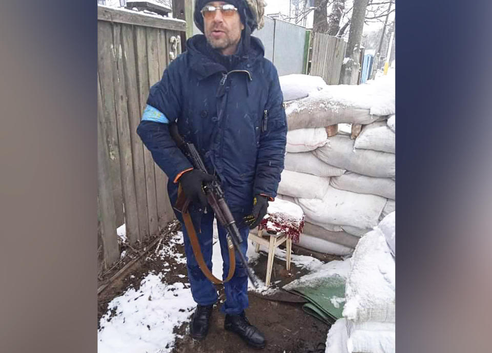 Ivan Skyba en la calle Yablunska, sujetando un rifle.