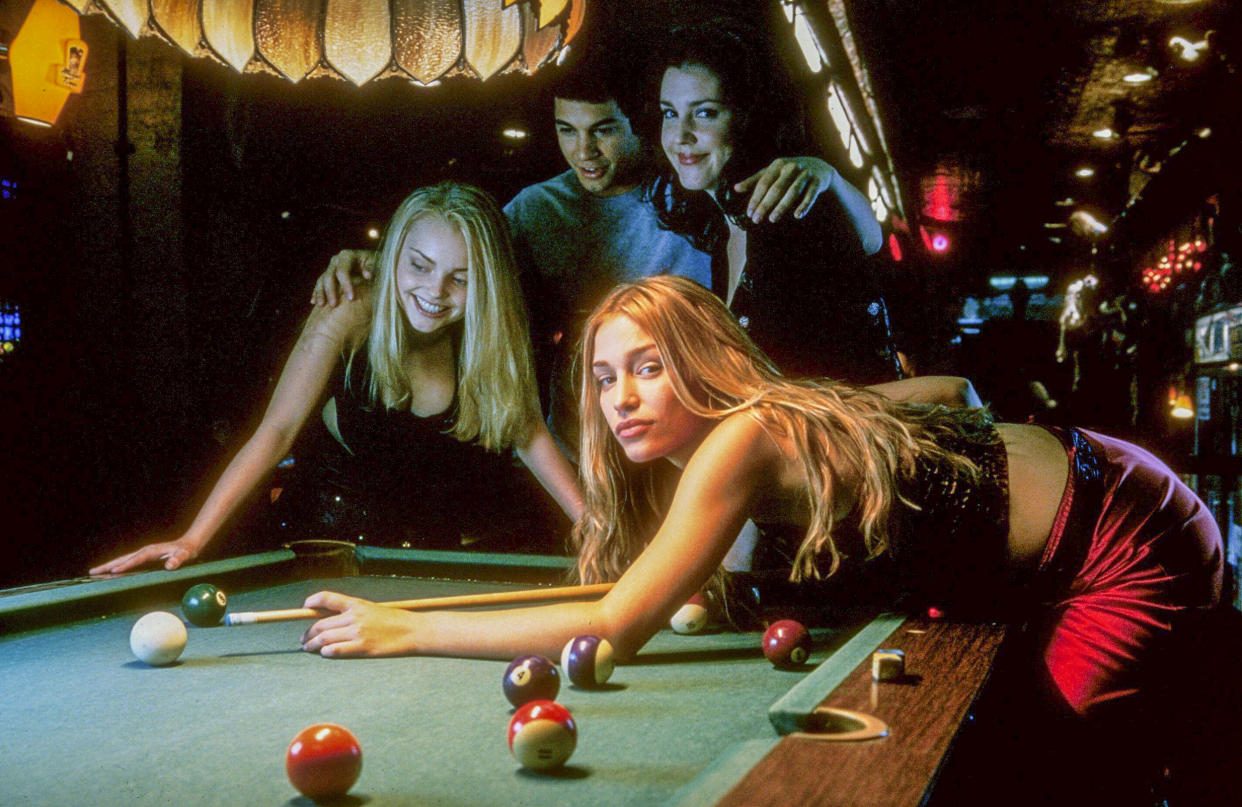 Image: Izabella Miko, Adam Garcia, Melanie Lynskey and Piper Perabo in 'Coyote Ugly', 2000. (Maximum Film / Alamy Stock Photo)