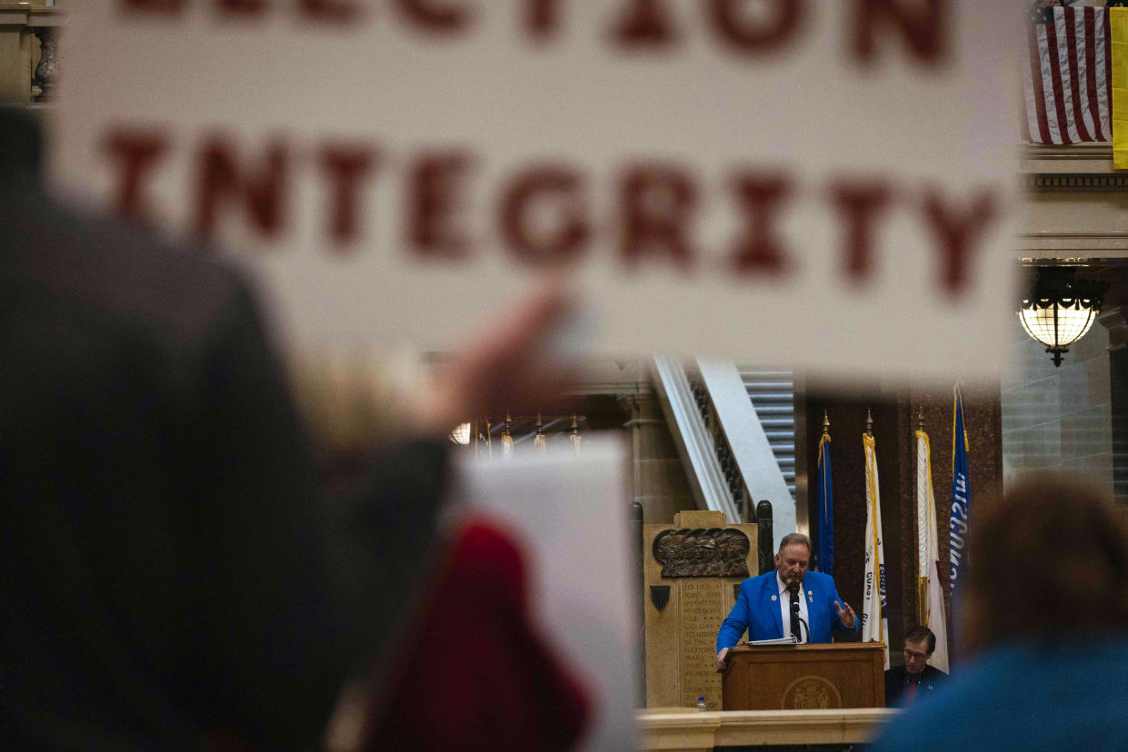 El representante republicano estatal, Timothy Ramthun, habla en un mitin de "Que se haga la luz", en el Capitolio estatal de Madison, Wisconsin, el 15 de febrero de 2022. (Taylor Glascock/The New York Times)
