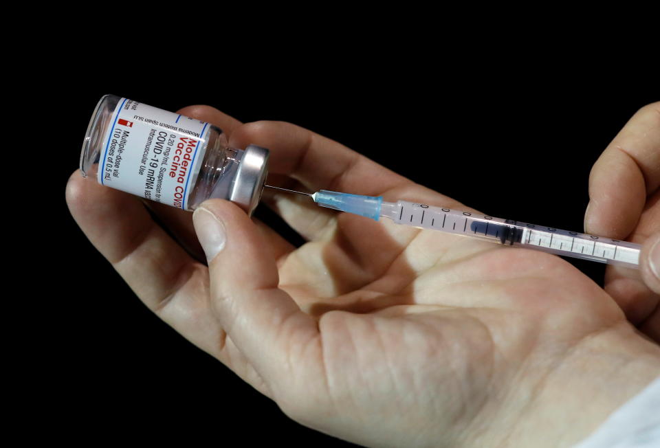 La vacuna de Pfizer requiere una jeringuilla específica para aprovechar al máximo las dosis del vial. (Foto: REUTERS/Eric Gaillard)