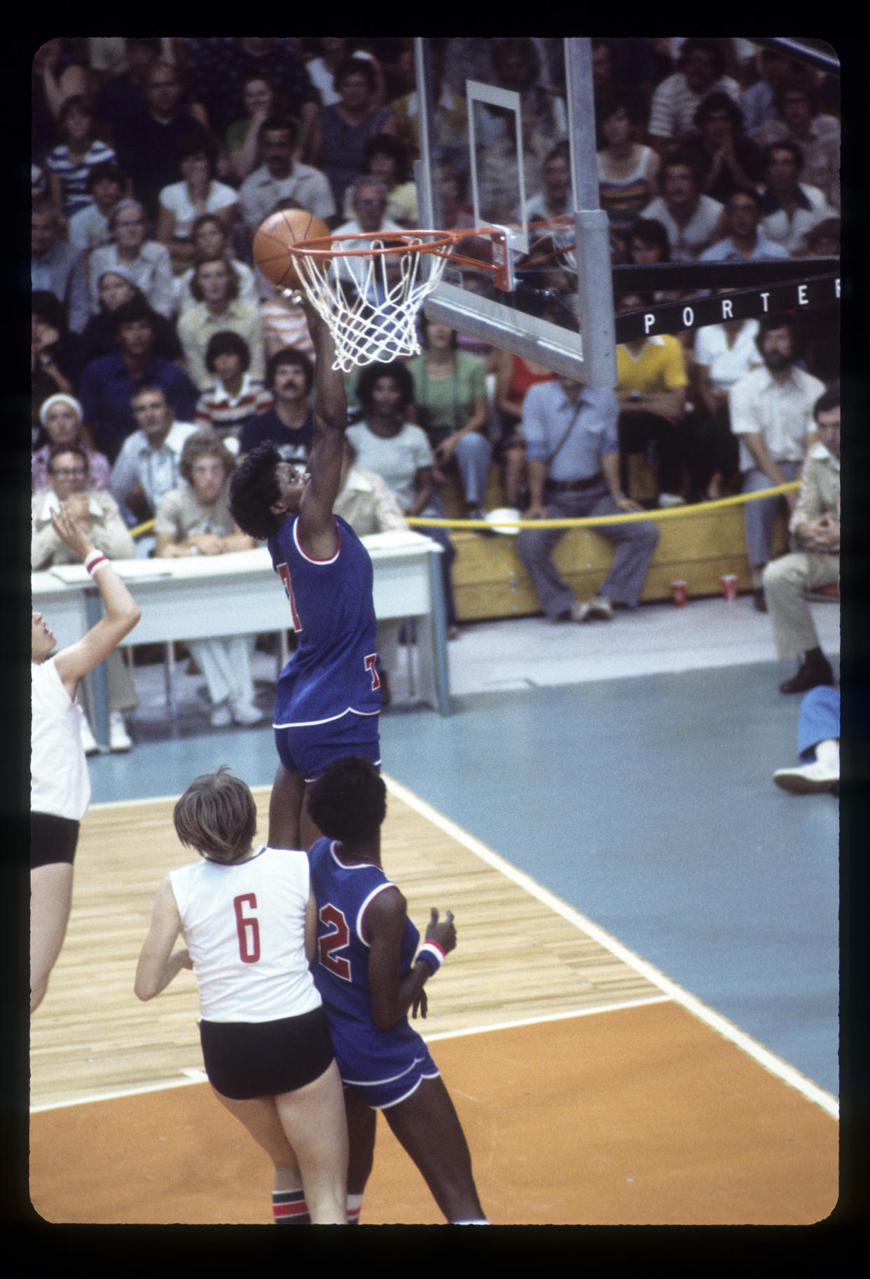 Walt Disney Television via Getty Images SPORTS - JUEGOS OLÍMPICOS DE VERANO 1976 - Basquetbol femenino - 20 de julio de 1976. LUSIA HARRIS tira a la canasta en el juego entre Estados Unidos y Bulgaria.