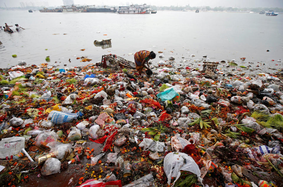 <p>Eine Frau in Kalkutta sammelt Devotionalien aus dem Ganges, die von gläubigen Hindus anlässlich des Navratri-Festes als Opfergaben in den Fluss geworfen wurden. (Bild: Reuters/Rupak De Chowdhuri) </p>