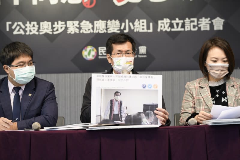 20211213-民進黨今日召開「1218民進黨打擊奧步小組」成立記者會，黨發言人簡舒培（右）、立法委員羅致政（中）、律師黃帝穎（左）出席。（民進黨提供）