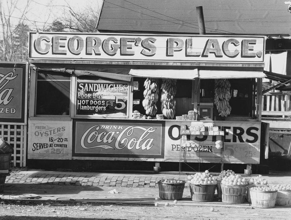 Puesto de sándwiches, hot dogs, hamburguesas y ostras.