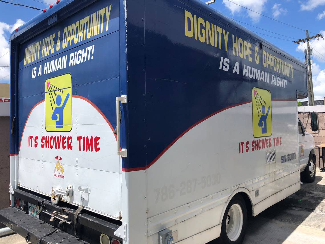 La iglesia Rescate (Rescate Church) located in the east of the city of Hialeah has a truck converted into a portable shower to help clean the homeless people who live in the municipality
