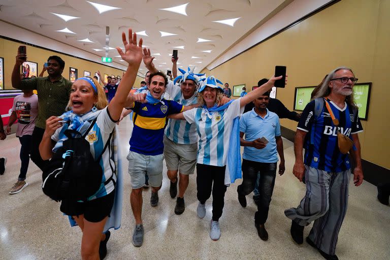 La alegría de los hinchas argentinos en Doha