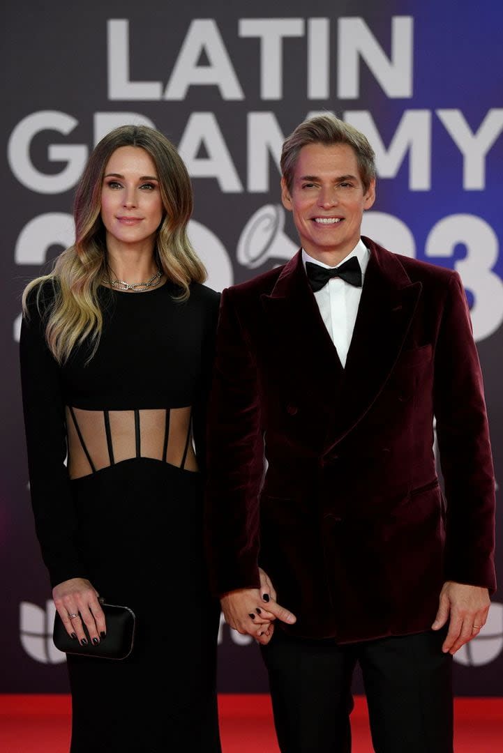 Carlos Baute y su esposa, Astrid Klisans, llegan a la alfombra roja