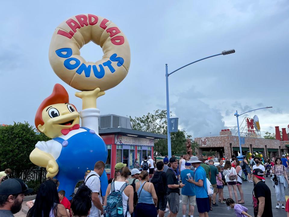 exterior shot of crowds in front of lard lad donuts universal orlando