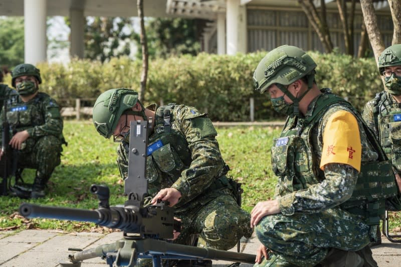 20220321-新制教召召員熟稔編制武器操作要領。（陸軍第8軍團提供）