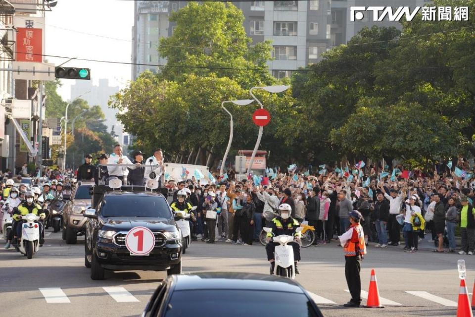 當車隊接近集合地點時，已有無數柯文哲支持者夾道歡呼，還將會場周邊擠得水洩不通！（圖／柯文哲競選辦公室）