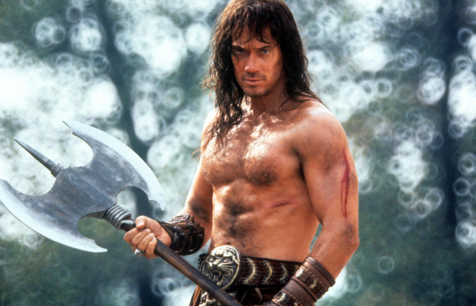 Kevin Sorbo sostiene un hacha en una escena de la película 'Kull el Conquistador', 1997. (Foto de Universal/Getty Images)