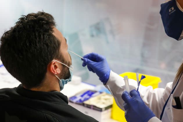 Un trabajador sanitario realizando una PCR, en una foto de archivo. (Photo: Europa Press via Getty Images)