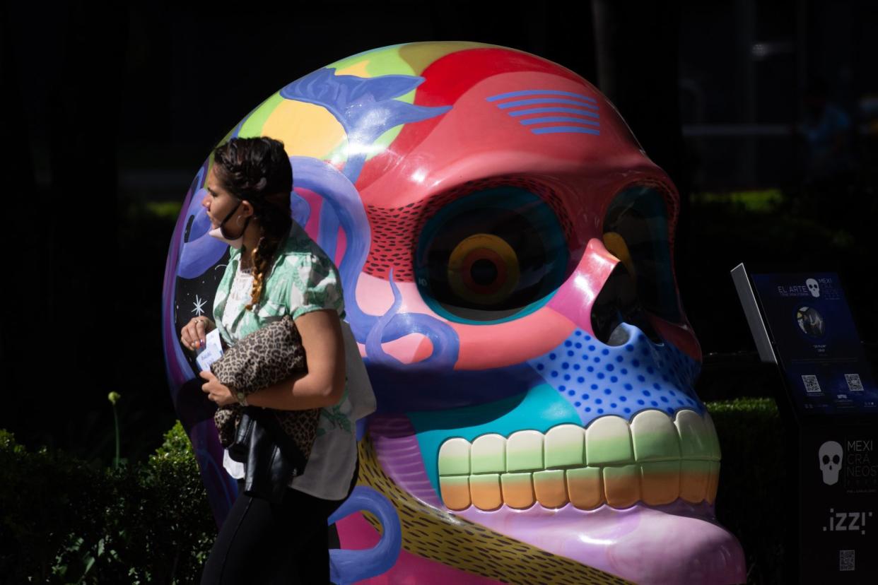 CIUDAD DE MÃXICO, 23OCTUBRE2020.- La exposiciÃ³n de los MexicrÃ¡neos serÃ¡ retirada de Paseo de la Reforma luego de que el fin de semana pasado generara una gran concentraciÃ³n de personas que caminaban por las calles y se tomaban fotografÃ­as, esto informÃ³ la jefa de gobierno luego de que declarara esta maÃ±ana que la capital del paÃ­s permaneciera en semÃ¡foro naranja con alerta. FOTO: DANIEL AUGUSTO/CUARTOSCURO.COM