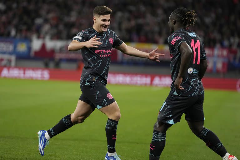 Álvarez celebra su gol con el belga Jeremy Doku, al que luego asistió para el tercer tanto de Manchester City en Leipzig