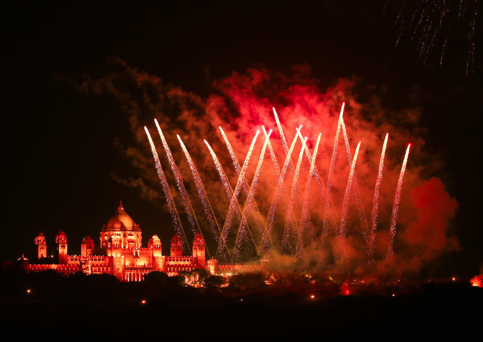 Der krönende Abschluss einer märchenhaften Hochzeit: Ein gigantisches Feuerwerk über dem Anwesen des Umaid-Bhawan-Palastes. (Bild: Splash News)