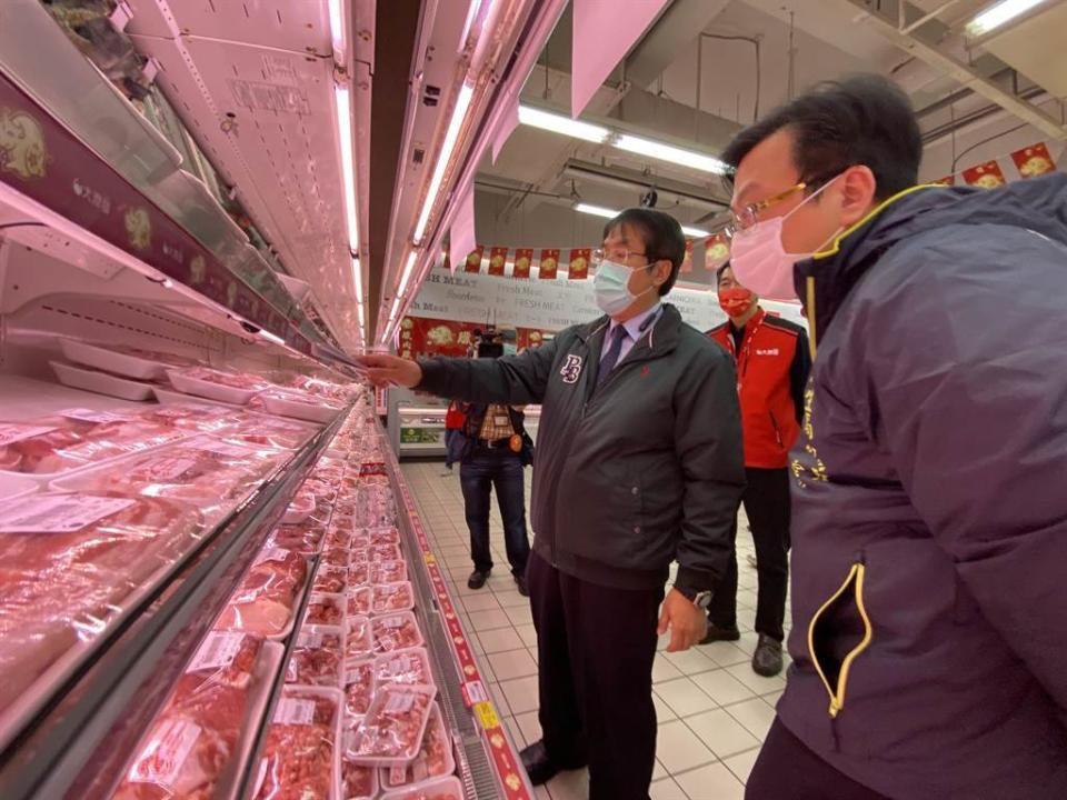 台南市長黃偉哲（中）7日視察賣場肉品銷售專區，確認有無明確標示肉品產地。(圖為中時資料照)
