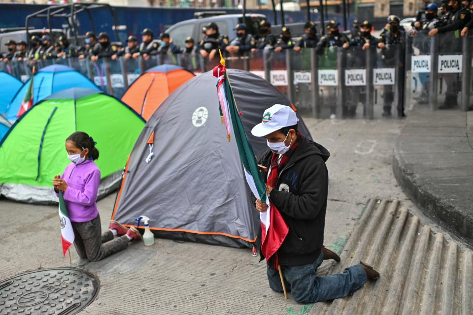 El campamento del Frente Nacional Anti AMLO (Frena) amaneció este domingo con poca gente, comparada con la que se instaló este sábado a lo largo de Avenida Juárez, desde Eje Central hasta Paseo de la Reforma. El movimiento buscaba ocupar el zócalo capitalino hasta que renunciará el mandatario López Obrador. Pero policías capitalinos les impidieron el paso. (Photo by Pedro PARDO / AFP) (Photo by PEDRO PARDO/AFP via Getty Images)