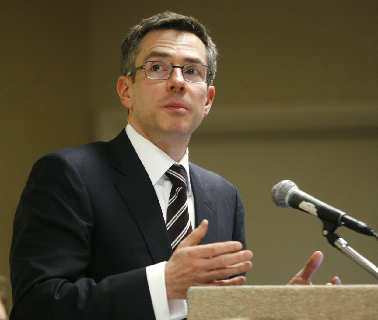 Former Federal Reserve Board Member Randall Kroszner, who is now Professor of Economics at the University of Chicago, speaks during a presentation at the American Economic Association Conference in Atlanta, Georgia, January 4, 2010.  REUTERS/Tami Chappell (UNITED STATES - Tags: BUSINESS HEADSHOT)