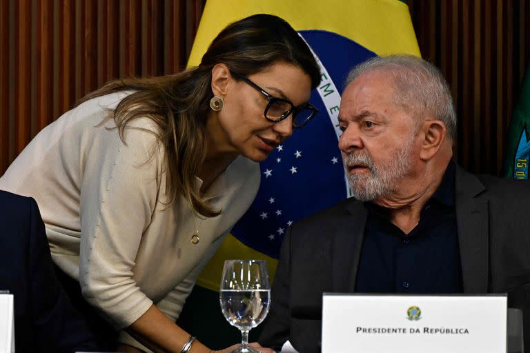 El presidente de Brasil, Luiz Inácio Lula da Silva, escucha a la primera dama Rosangela 'Janja' da Silva