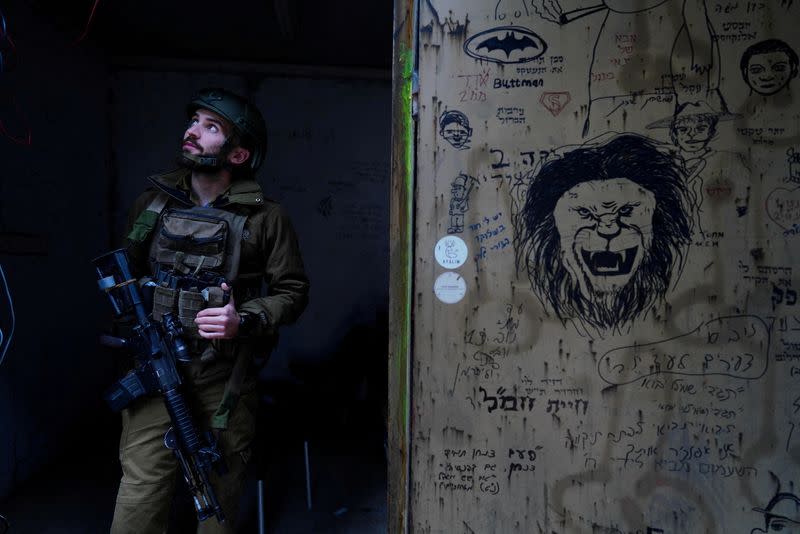 Un soldado israelí monta guardia en un puesto militar en el kibutz Hanita