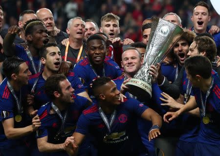 Foto del miércoles del delantero del Manchester United Wayne Rooney y sus compañeros celebrando el título de la Liga Europa. 24/5/17 Los futbolistas del Manchester United dedicaron el miércoles el título de los "Diablos Rojos" en la Liga Europa a las víctimas de un atentado con bomba ocurrido esta semana en la ciudad inglesa que dejó 22 muertos y decenas de heridos. Reuters / Michael Dalder