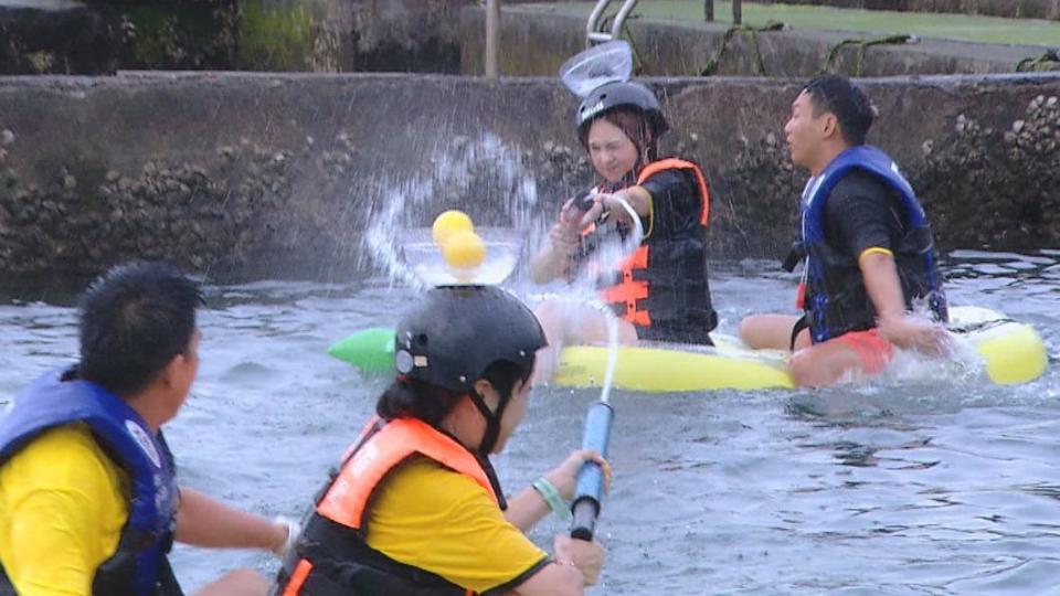 《綜藝玩很大》黑、黃兩隊在水上活動拚了命要贏對方。（圖／三立提供）