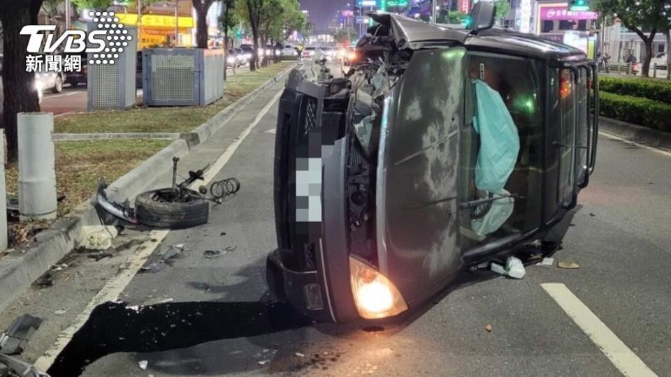 郭男酒駕自撞分隔島後翻車。（圖／民眾提供）