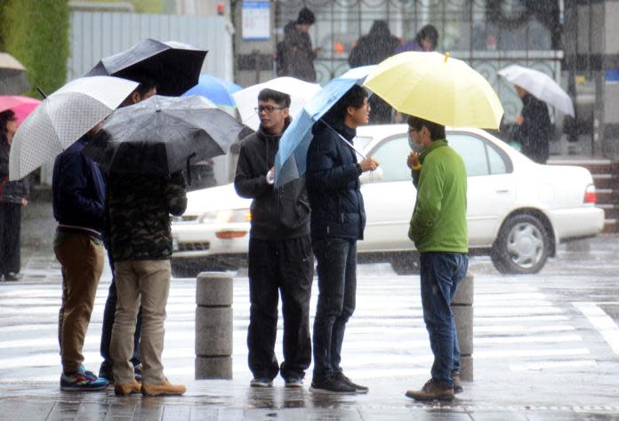 ▲輕度颱風閃電強度減弱，但暴風圈仍籠罩台灣南部陸地，對高雄及台南構成威脅。（圖／NOWnews資料圖片）